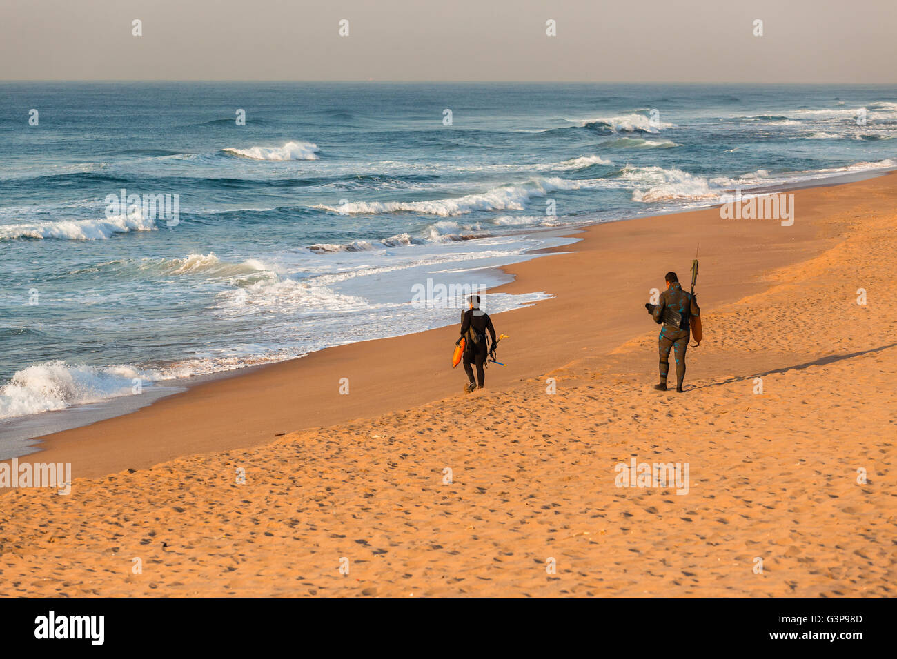 Taucher mit Harpunen fischen unbekannten Strand Meer schwimmen Wellen Wasserhorizont Inkrafttreten. Stockfoto