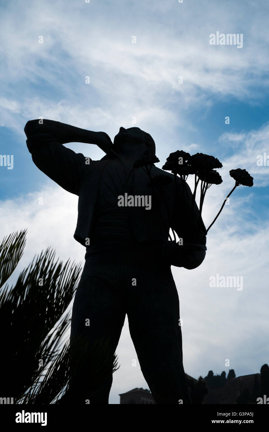 El Biznaguero Statue, Mann, der Blumen befindet sich im Garten von Pedro Luis Alonso, Málaga, Andalusien, Spanien verkauft Stockfoto