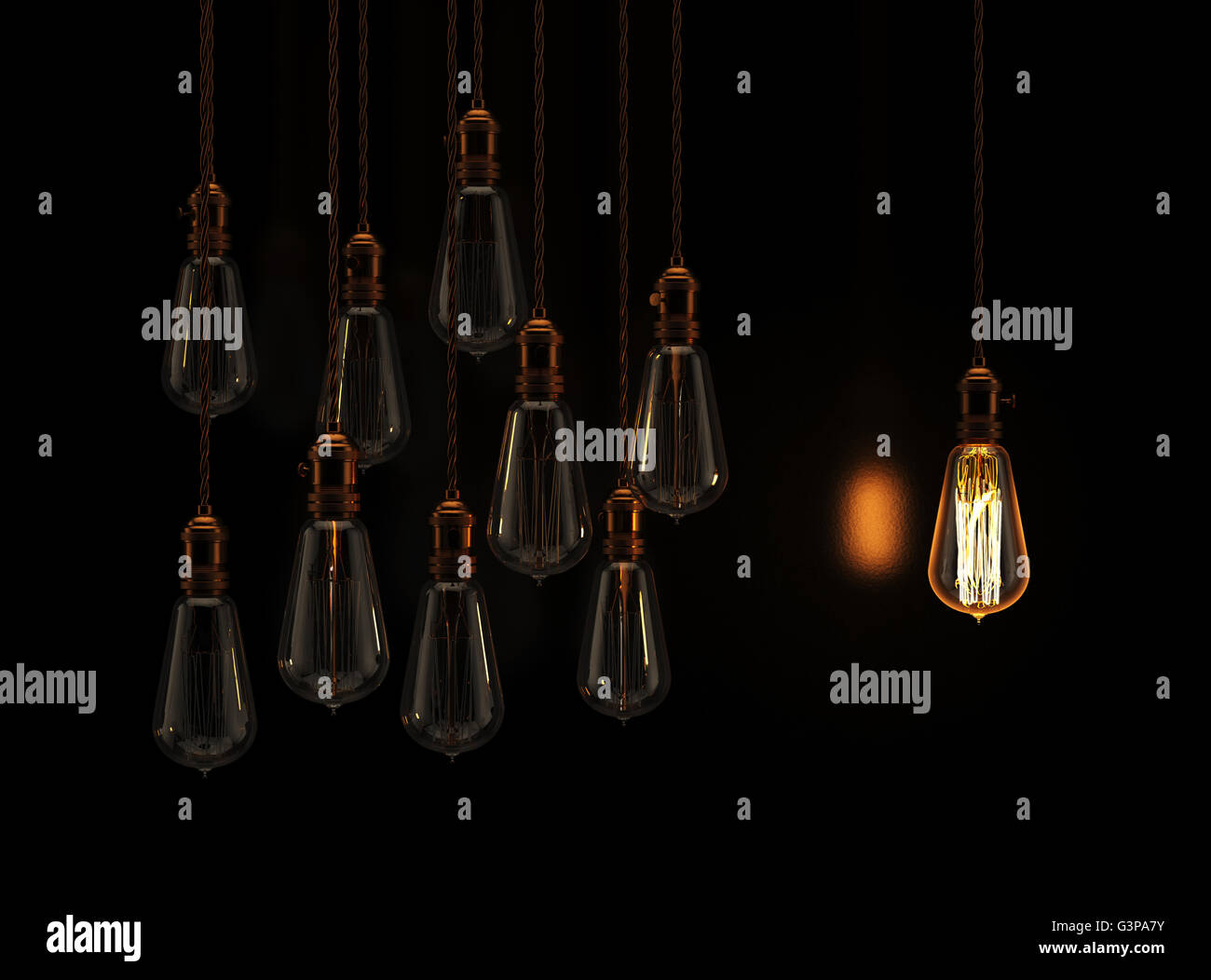 3D Render von hängenden Glühbirnen mit glühenden auf dem dunklen Hintergrund Stockfoto