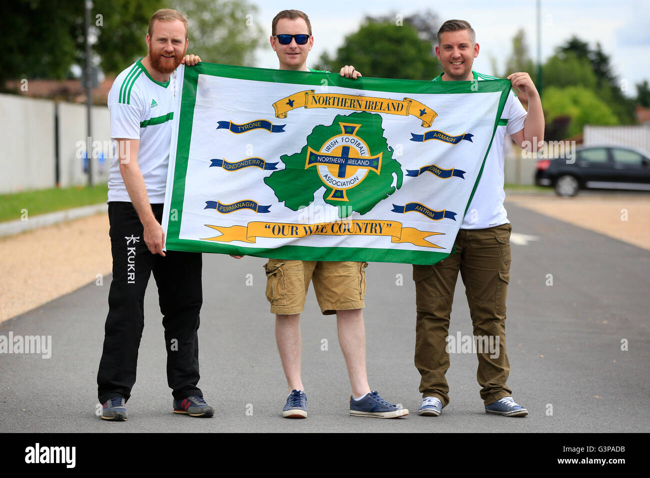 Nördlichen irischen Fußball-Fans zeigen eine Fahne an das Team Training Basislager auf Saint-George-de-Reneins. Stockfoto