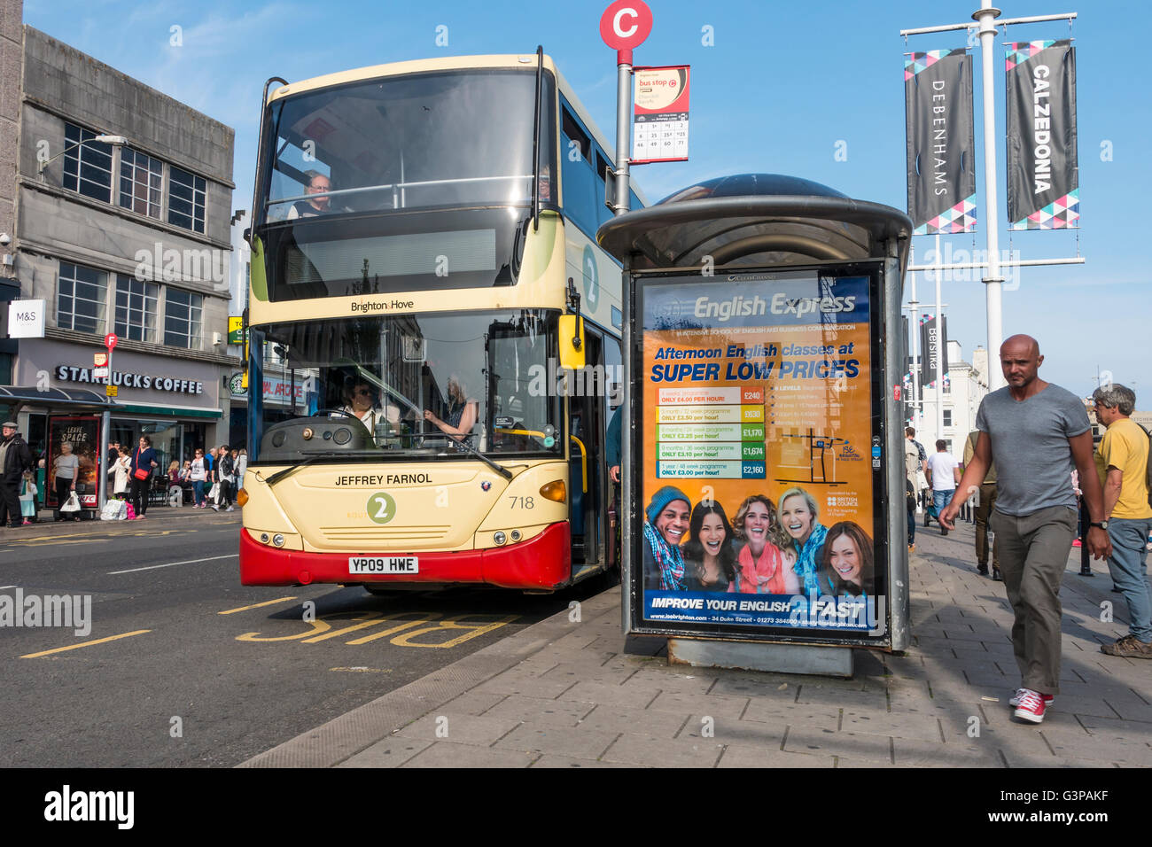 Brighton und Hove Bus Brighton und Hove Bushaltestelle Fluggästen Bus aussteigen Stockfoto