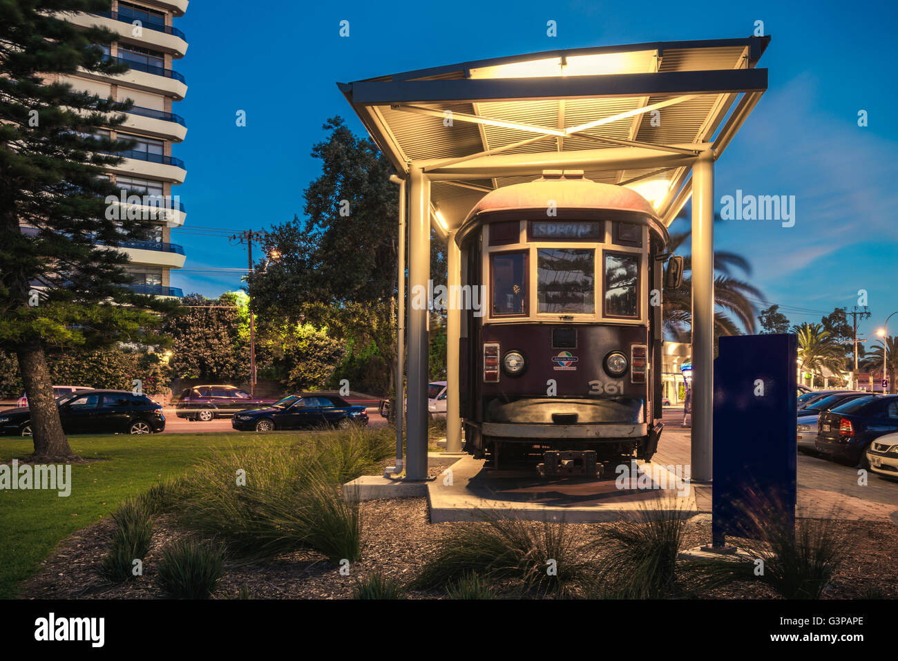 Adelaide, Australien - 8. November 2014: Historische rote Rattler Straßenbahn in Glenelg in der ständigen Ausstellung in der Nacht. Stockfoto