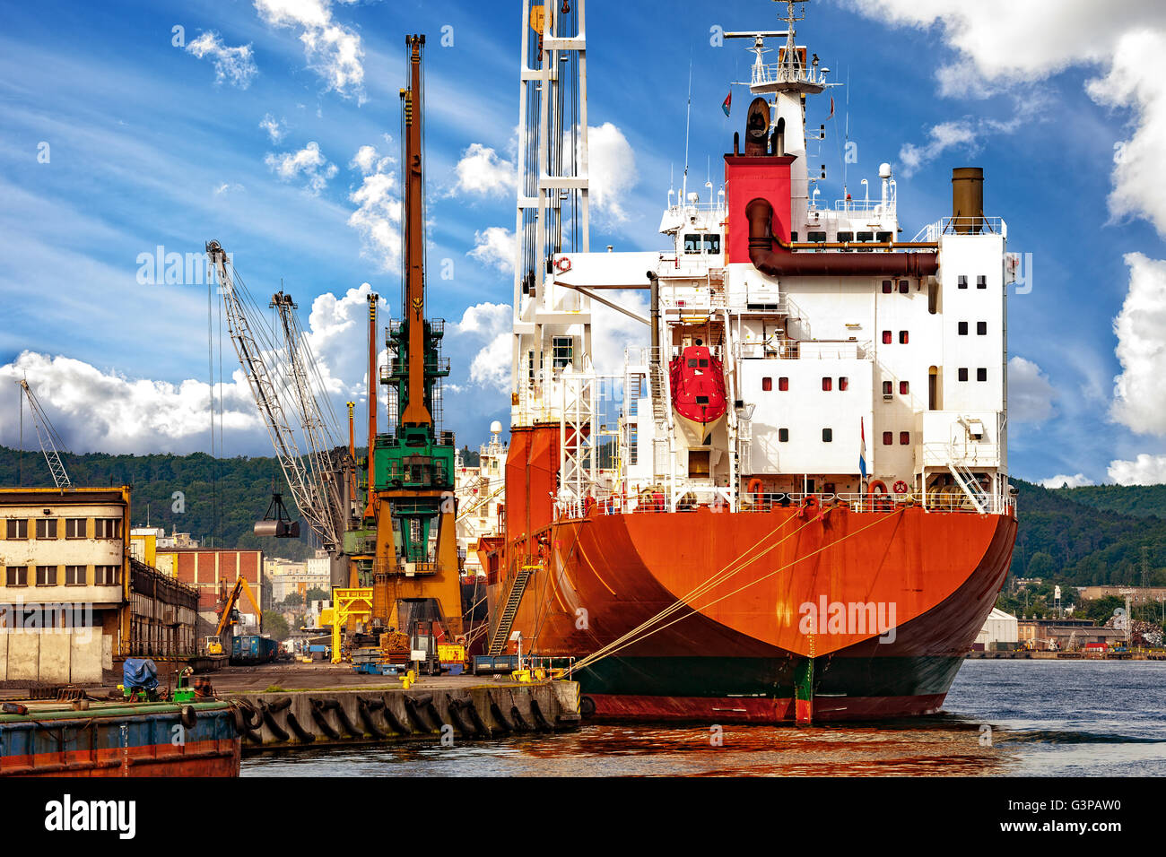 Frachtschiff vertäut am Kai im Hafen von Gdynia, Polen. Stockfoto