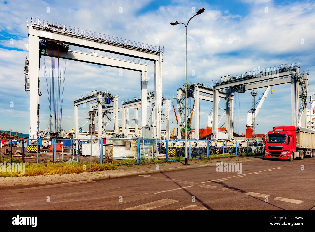 Das neu gebaute Portalkran im Hafen von Gdynia, Polen. Stockfoto