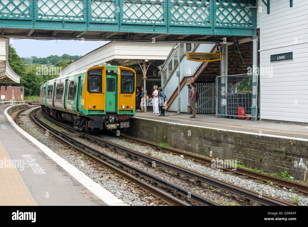 Southern Rail Zug Ankunft Lewes Station Sussex England UK Stockfoto
