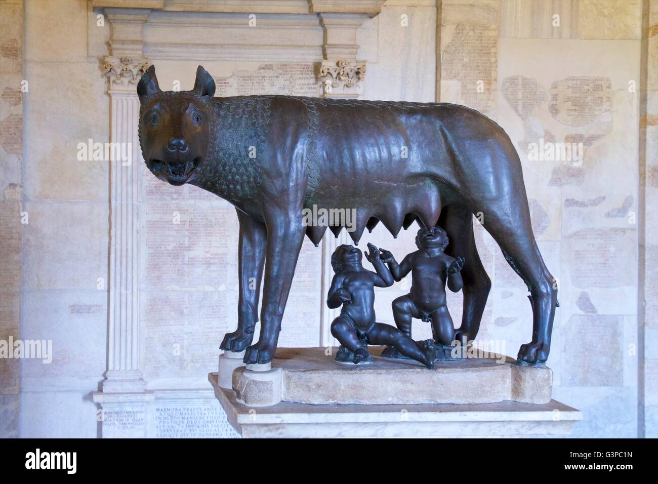 Bronzestatue von Wölfin mit Romulus und Remus, Palazzo dei Conservatori, Capitoline Museum, Rom, Italien Stockfoto