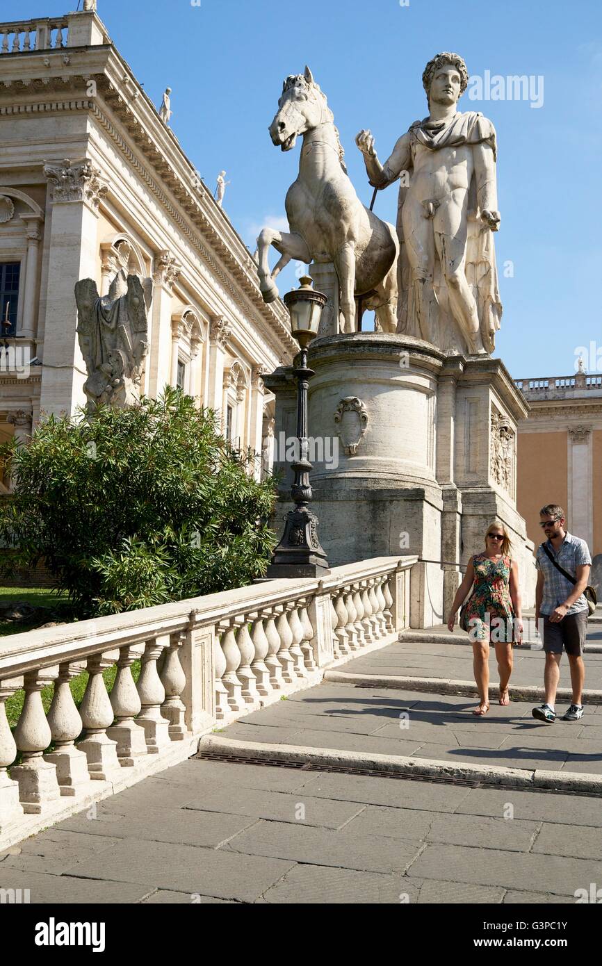 Statue von Castor stand neben der Cordonata am Kapitol, Rom, Italien Stockfoto