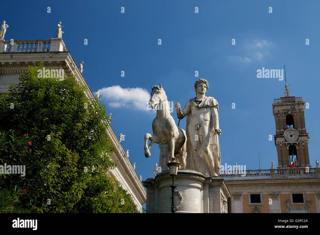 Statue von Castor stand neben der Cordonata am Kapitol, Rom, Italien Stockfoto