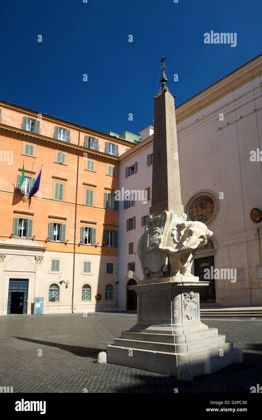 Pulcino della Minerva, Elefant Skulptur unterstützt einen ägyptischen Obelisk von Gian Lorenzo Bernini, 1667, Rom, Latium, Italien Stockfoto