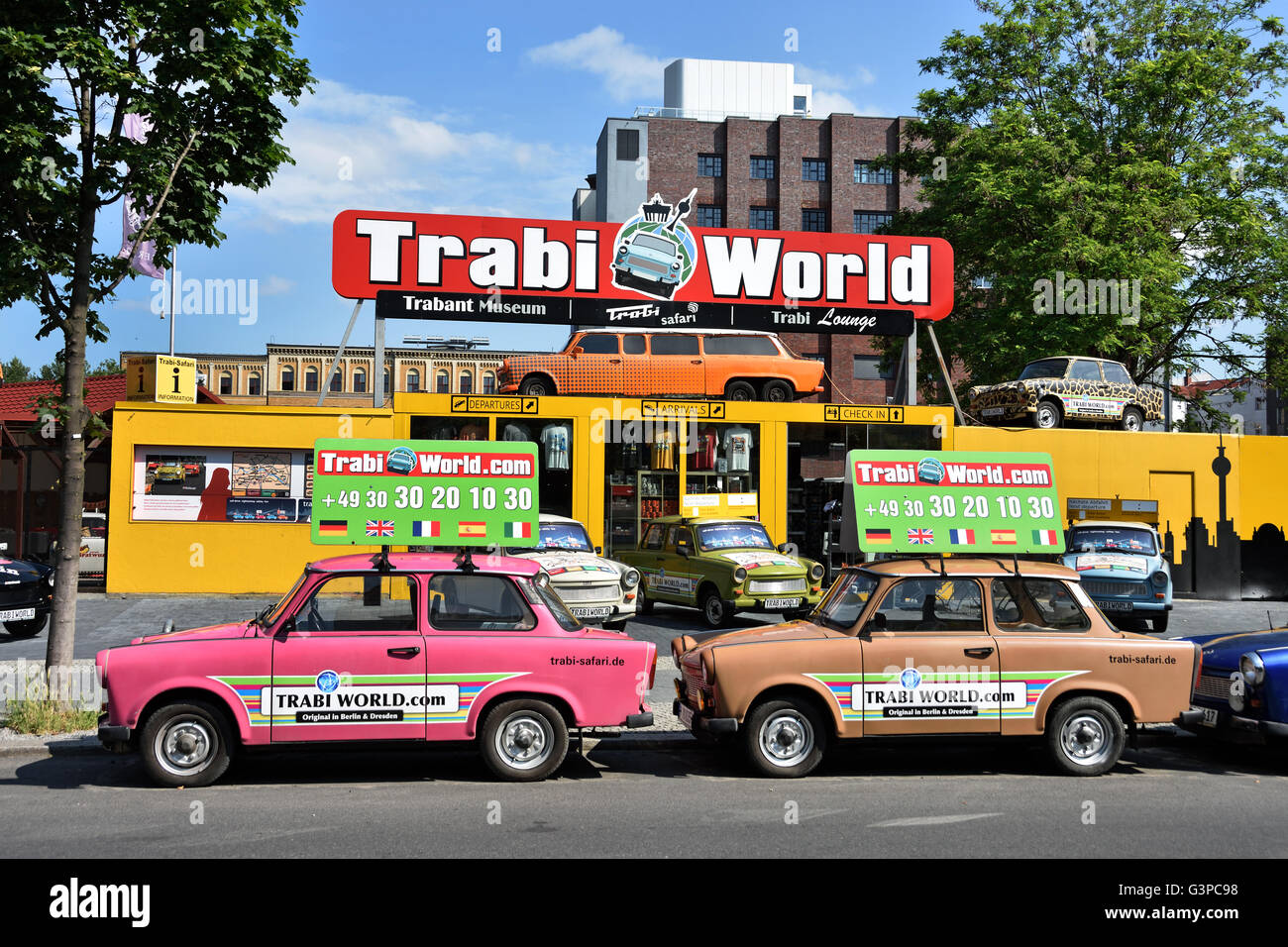 Oldtimer Trabant Safari außerhalb Trabi Weltmuseum verwendet für Stadtrundfahrten in Berlin, Deutschland (Trabant (Tabis, Trabant, Trabbis) Stockfoto