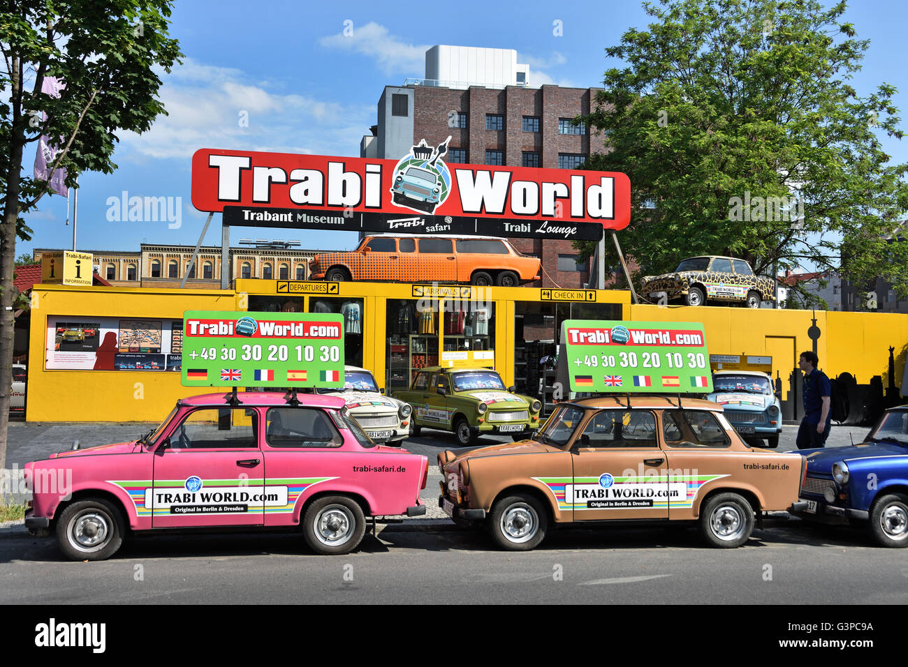 Oldtimer Trabant Safari außerhalb Trabi Weltmuseum verwendet für Stadtrundfahrten in Berlin, Deutschland (Trabant (Tabis, Trabant, Trabbis) Stockfoto