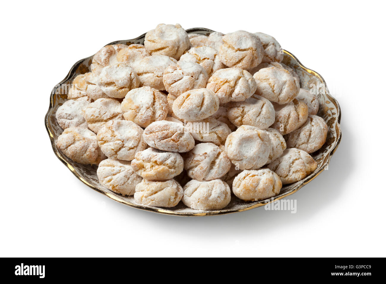 Traditionelle marokkanische herzhaften Kokos Cookies auf einem Teller auf weißem Hintergrund Stockfoto