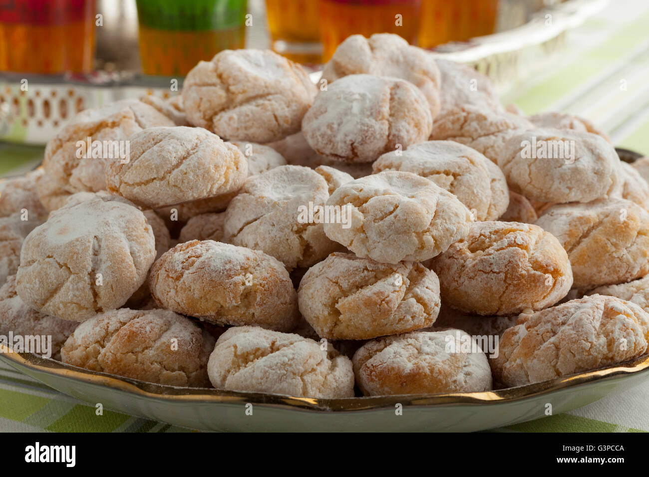 Traditionelle marokkanische herzhaften Kokos Cookies auf einem Teller hautnah Stockfoto