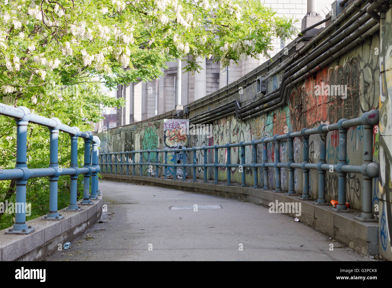 Urban, kiesige Gehweg mit Graffiti in New York City Stockfoto