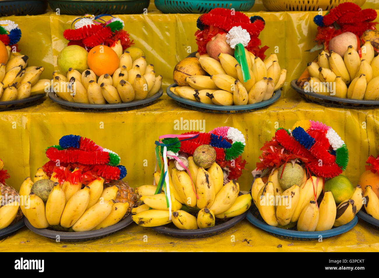 Sri Lanka, Kataragama, Saddhatissa Mawatha, stall verkaufen Obst Tempelopfern Stockfoto