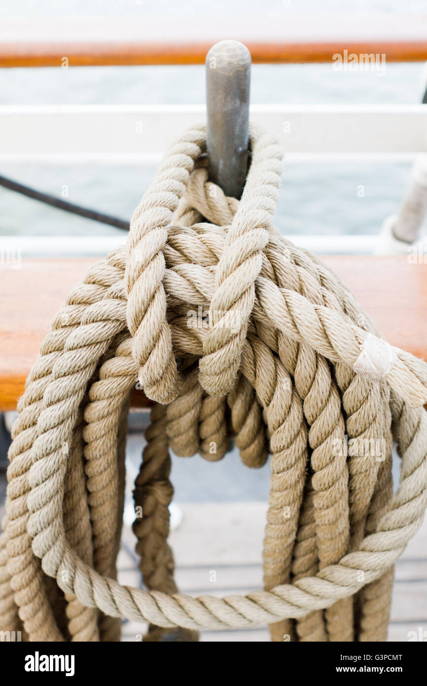 Nautische Seil geschlungen auf einem Segelboot Stockfoto