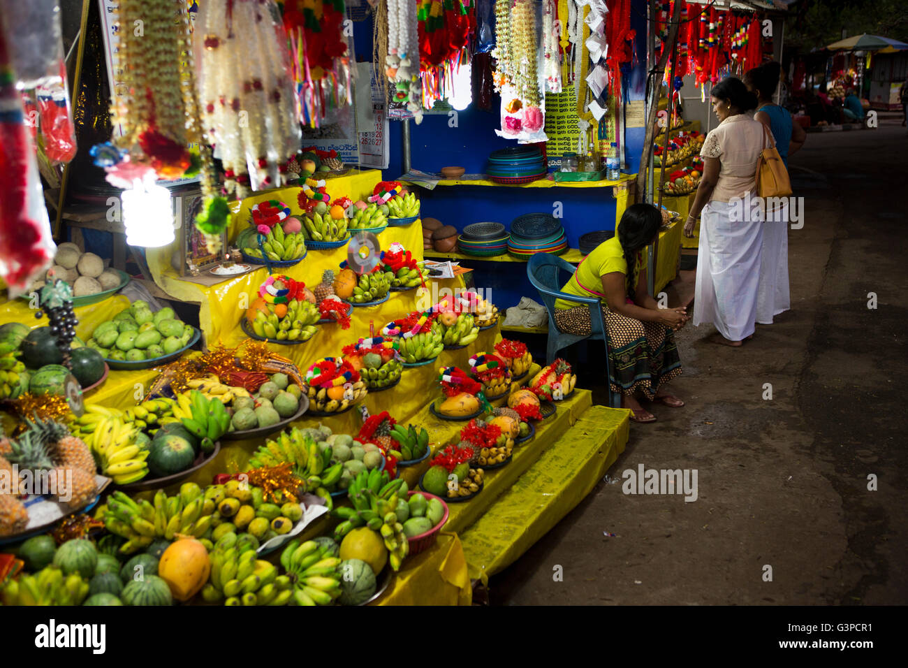 Sri Lanka, Kataragama, Saddhatissa Mawatha Basar, stall verkaufen Obst Tempelopfern Stockfoto