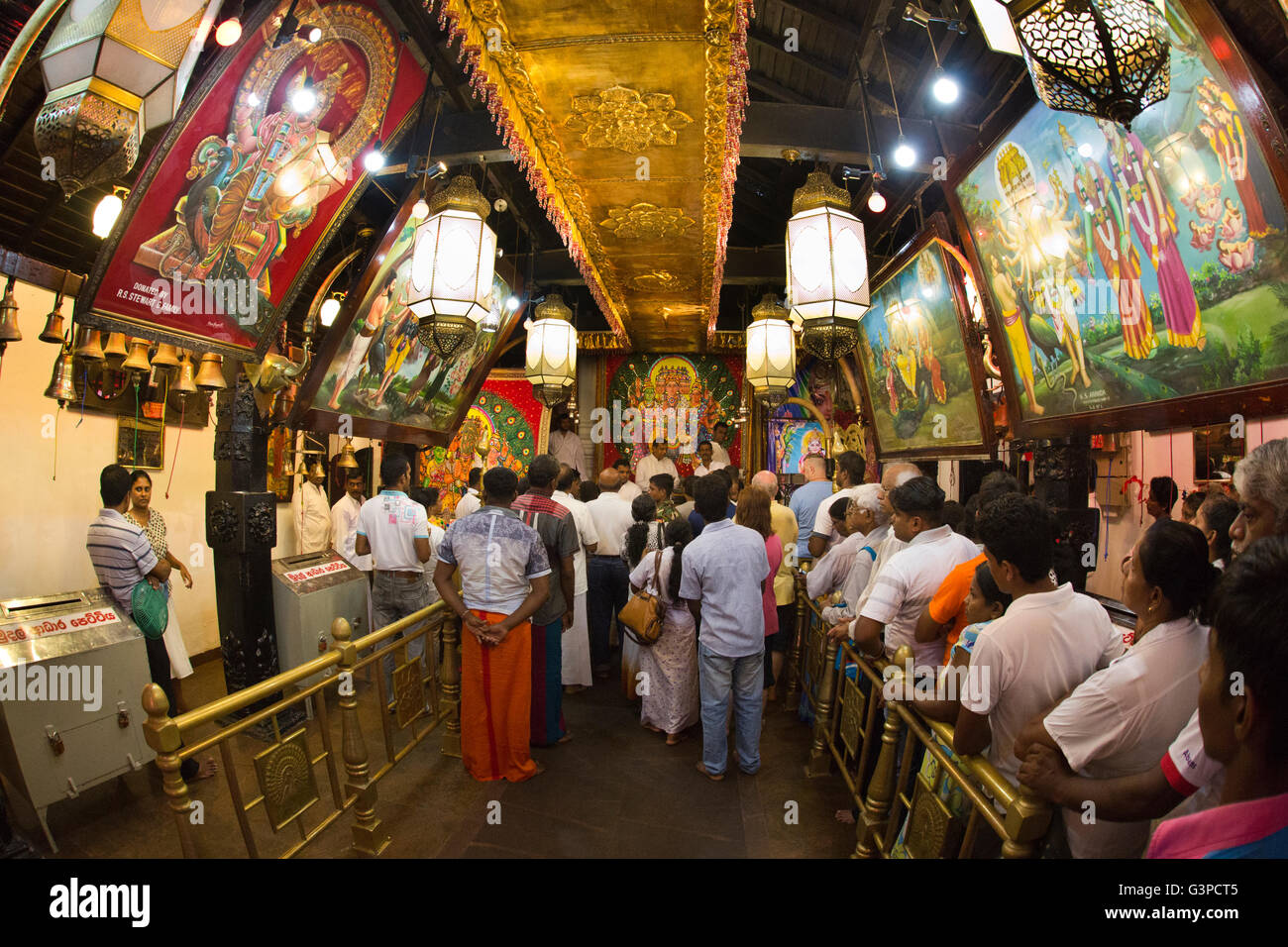 Sri Lanka, Kataragama, Maha Devale Tempel, Abend Puja im Gange Stockfoto