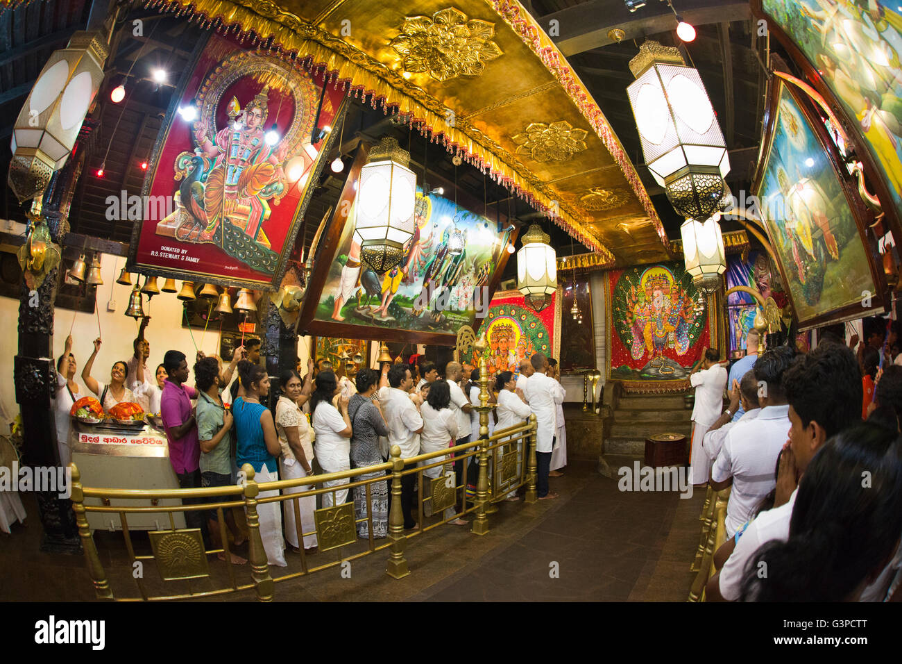 Sri Lanka, Kataragama, Maha Devale Tempel, Abend Puja im Gange Stockfoto
