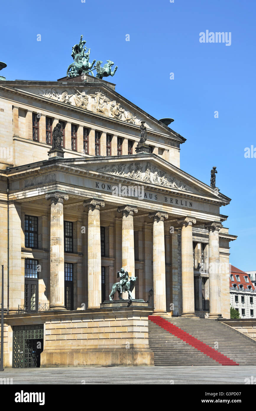Berlin Franzosischer Dom französische Kathedrale Gendarmenmarkt Konzerthaus Concert Hall Berlin Deutschland Brunnen Friedrich Schiller Stockfoto
