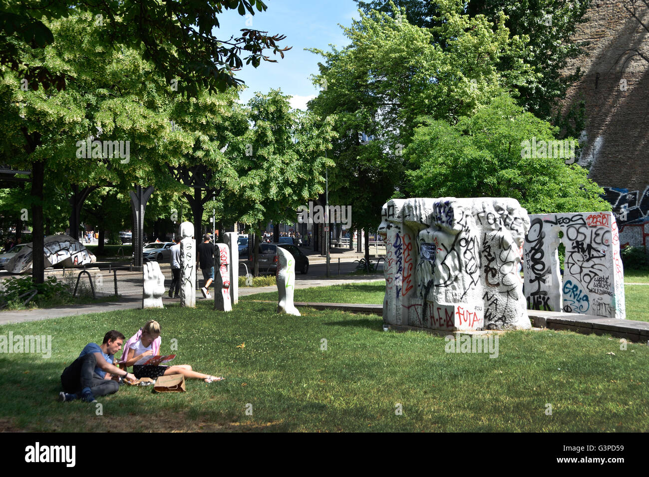 Skulpturen Statuen mit Graffiti-Kunst Kreuzberg (Bereich Schlesisches Tor)-Berlin-Deutschland Stockfoto