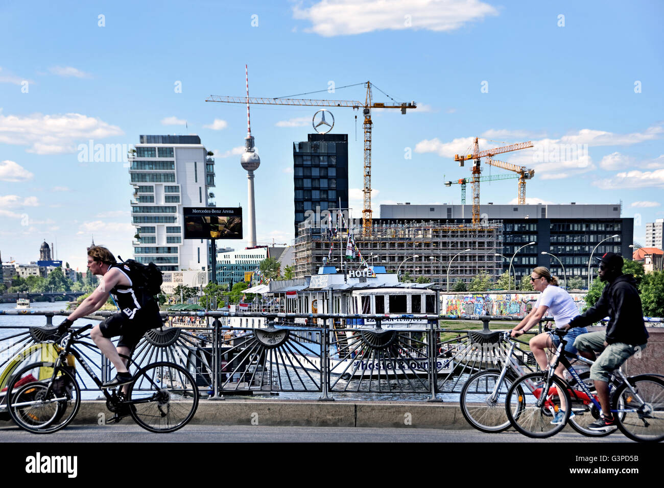 Hotel Schiff East Side Gallery deutsche Berliner Mauer durch die ehemalige Grenze Friedrichshain Kreuzberg Deutschland (die Berliner Mauer an der Spree und Muhlenstrasse) Stockfoto