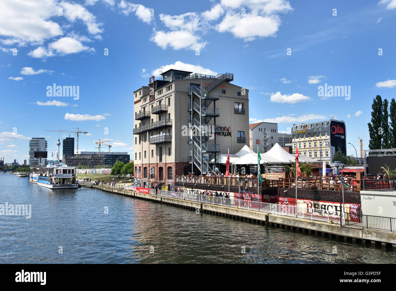 Beach Bar Pub Cafe Restaurant Piraten) in der Nähe von East Side Gallery Abschnitt der deutschen Mauer des ehemaligen Grenze Friedrichshain Kreuzberg Deutschland (die Berliner Mauer an der Spree und Muhlenstrasse) Stockfoto