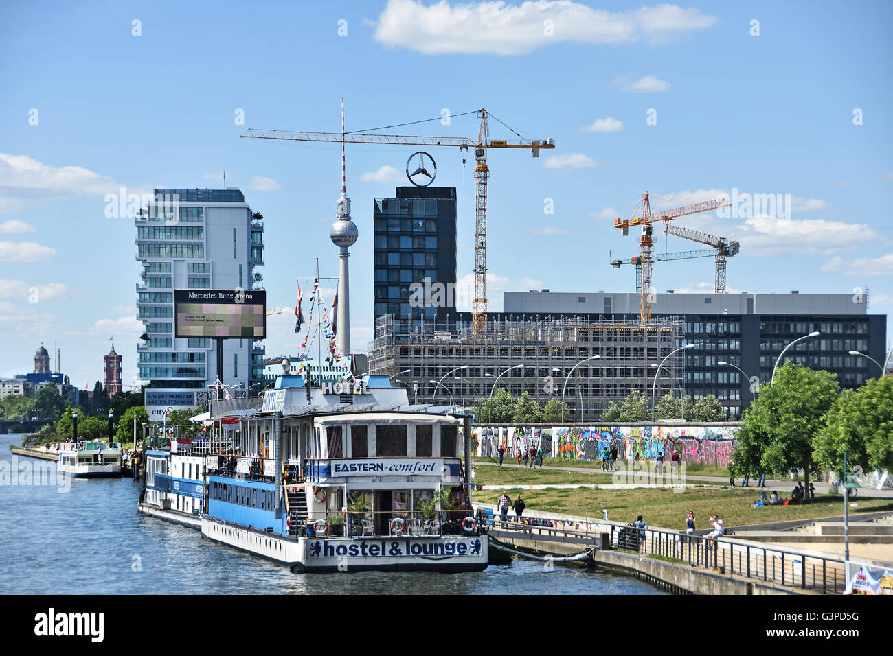 Hotel Schiff East Side Gallery Wandbilder Graffiti Streetart auf der 1,3 km langen Abschnitts der deutschen Berliner Mauer durch die ehemalige Grenze Friedrichshain Kreuzberg Deutschland (die Berliner Mauer an der Spree und Muhlenstrasse) Stockfoto