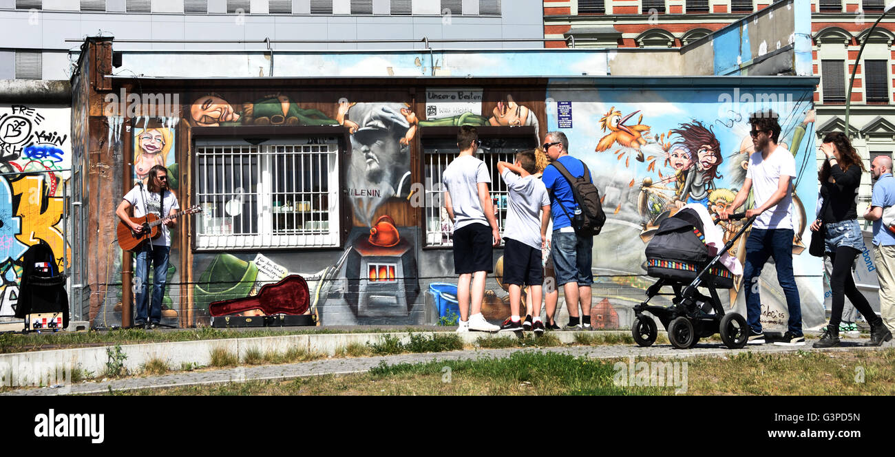 Künstler Musik auf East Side Gallery Wandbilder Graffiti street Art auf die deutschen Berliner Mauer durch die Spree Wand ehemalige Grenze Friedrichshain Kreuzberg Deutschland (1,3 km langen Abschnitt der Berliner Mauer an der Spree und Muhlenstrasse) Stockfoto
