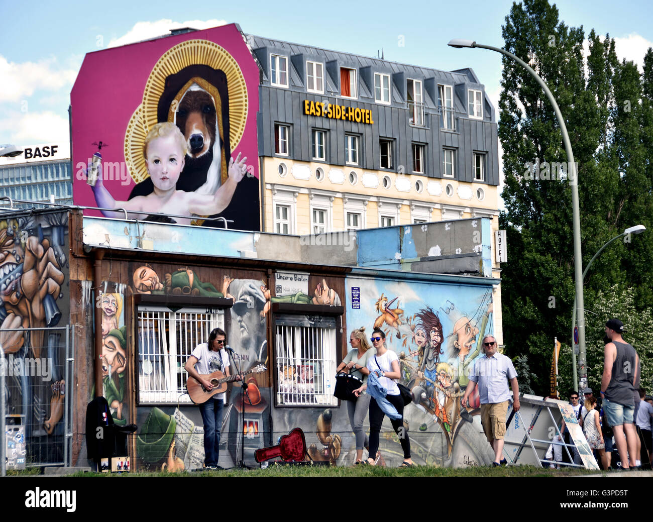 Künstler Musik East Side Hotel The East Side Gallery Wandbilder Graffiti Streetart auf der 1,3 km langen Abschnitts der deutschen Mauer an der Spree und der Muhlenstrasse) Friedrichshain Spree Wand ehemalige Grenze Kreuzberg Deutschland Stockfoto
