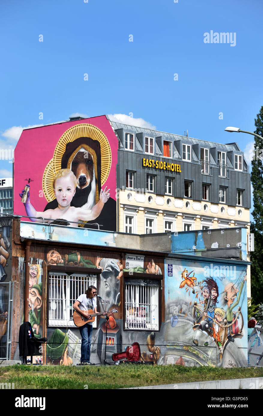 Künstler Musik East Side Hotel The East Side Gallery Wandbilder Graffiti Streetart auf der 1,3 km langen Abschnitts der deutschen Mauer an der Spree und der Muhlenstrasse) Friedrichshain Spree Wand ehemalige Grenze Kreuzberg Deutschland Stockfoto