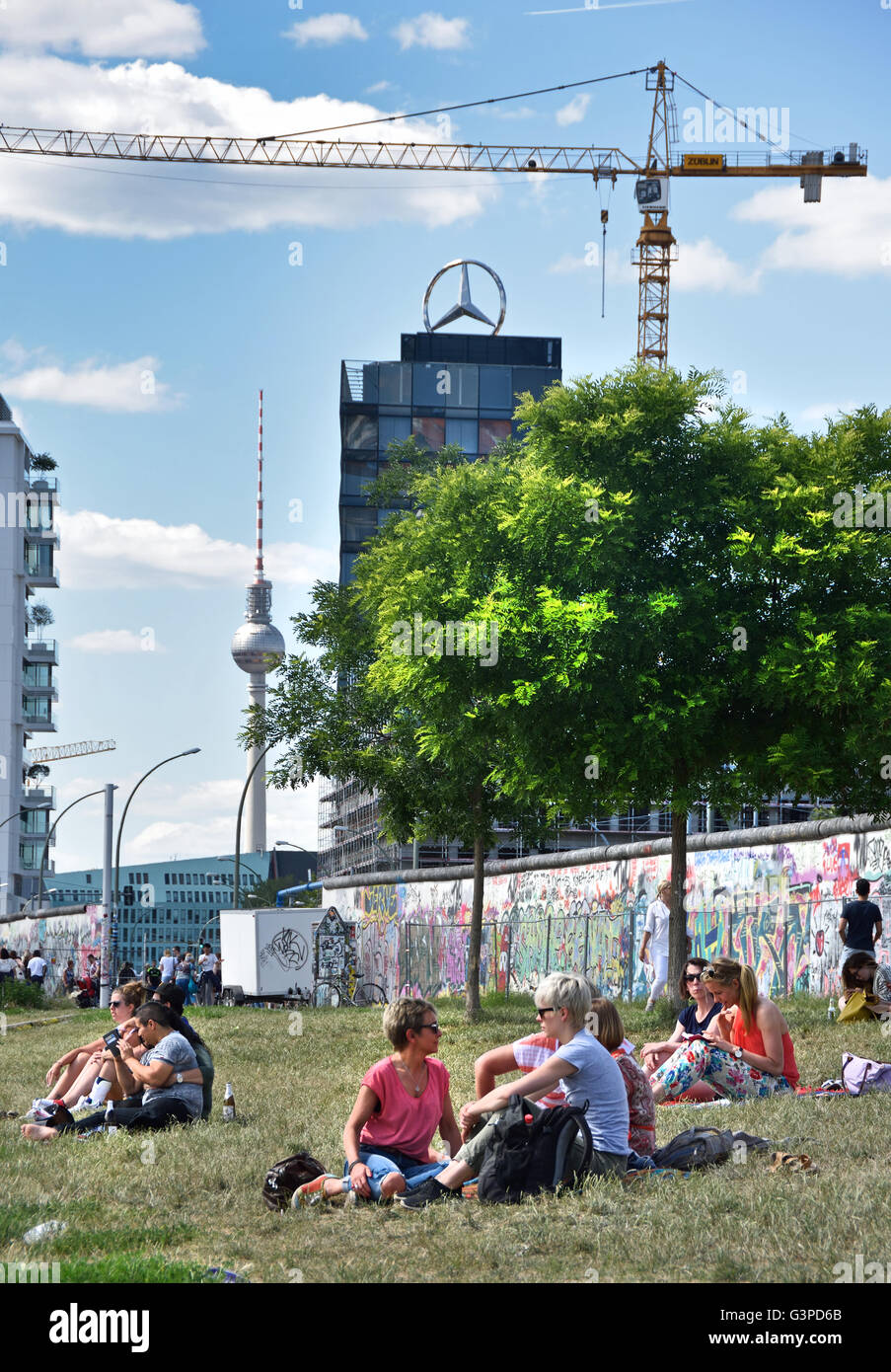 Mercedes Zeichen TV Tower Fernsehen von der East Side Gallery Wandbilder Graffiti Streetart auf der 1,3 km langen Abschnitts der deutschen Mauer an der Spree und der Muhlenstrasse) Friedrichshain Spree Wand ehemalige Grenze Kreuzberg Deutschland Stockfoto