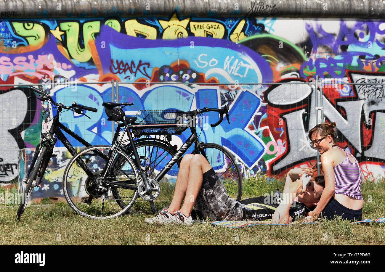 Die East Side Gallery Wandbilder Graffiti Streetart auf der 1,3 km langen Abschnitts der deutschen Berliner Mauer durch die Spree Wand ehemalige Grenze Friedrichshain Kreuzberg Deutschland (1,3 km langen Abschnitt der Berliner Mauer an der Spree und Muhlenstrasse) Stockfoto