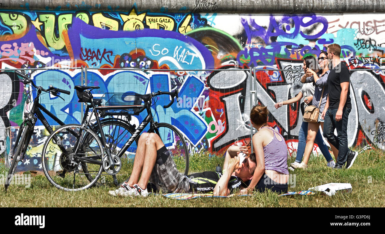 Die East Side Gallery Wandbilder Graffiti Streetart auf der 1,3 km langen Abschnitts der deutschen Berliner Mauer durch die Spree Wand ehemalige Grenze Friedrichshain Kreuzberg Deutschland (1,3 km langen Abschnitt der Berliner Mauer an der Spree und Muhlenstrasse) Stockfoto