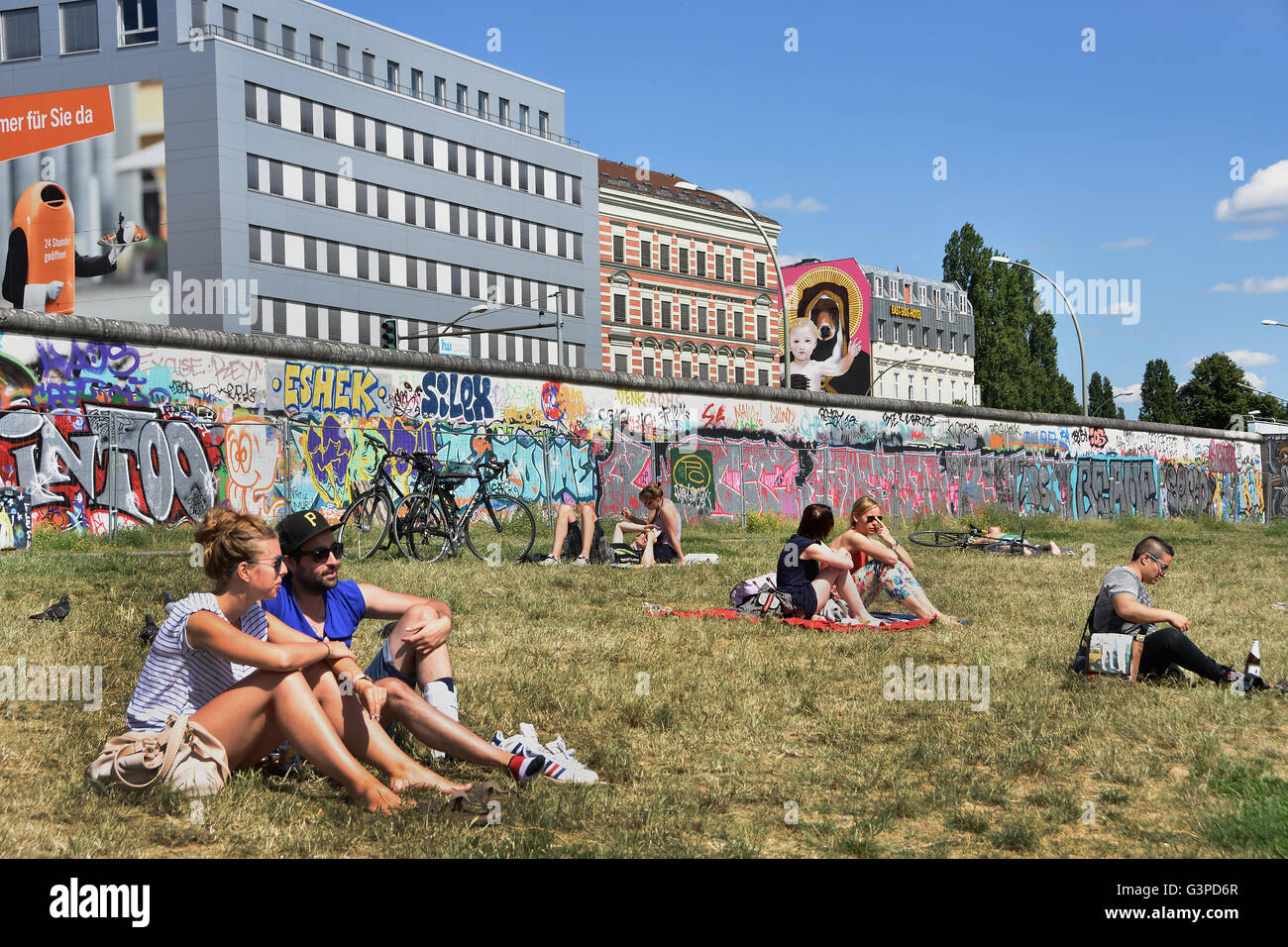 East Side Hotel auf East Side Gallery Wandbilder Graffiti street Art auf der 1,3 km langen Abschnitts der deutschen Berliner Mauer durch die ehemalige Grenze Friedrichshain Kreuzberg Deutschland (die Berliner Mauer an der Spree und Muhlenstrasse) Stockfoto