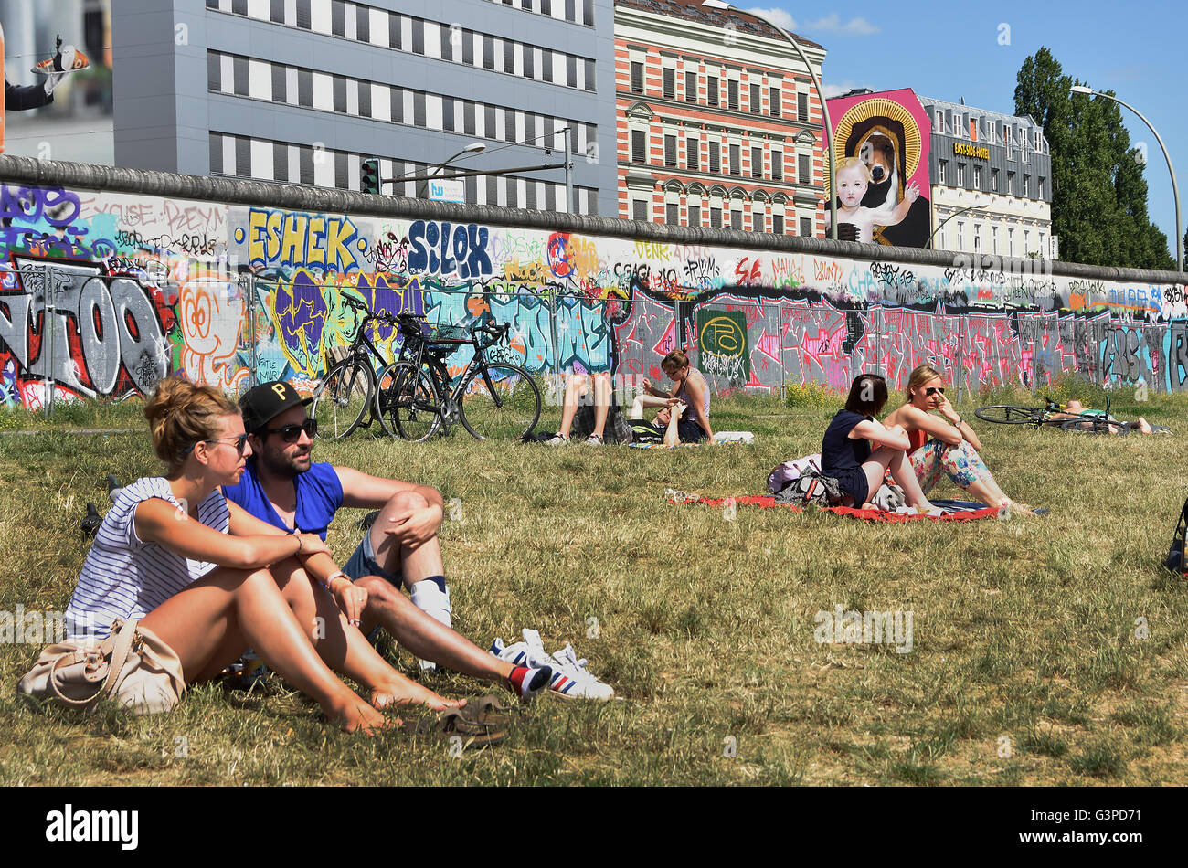 East Side Hotel auf East Side Gallery Wandbilder Graffiti street Art auf der 1,3 km langen Abschnitts der deutschen Berliner Mauer durch die ehemalige Grenze Friedrichshain Kreuzberg Deutschland (die Berliner Mauer an der Spree und Muhlenstrasse) Stockfoto