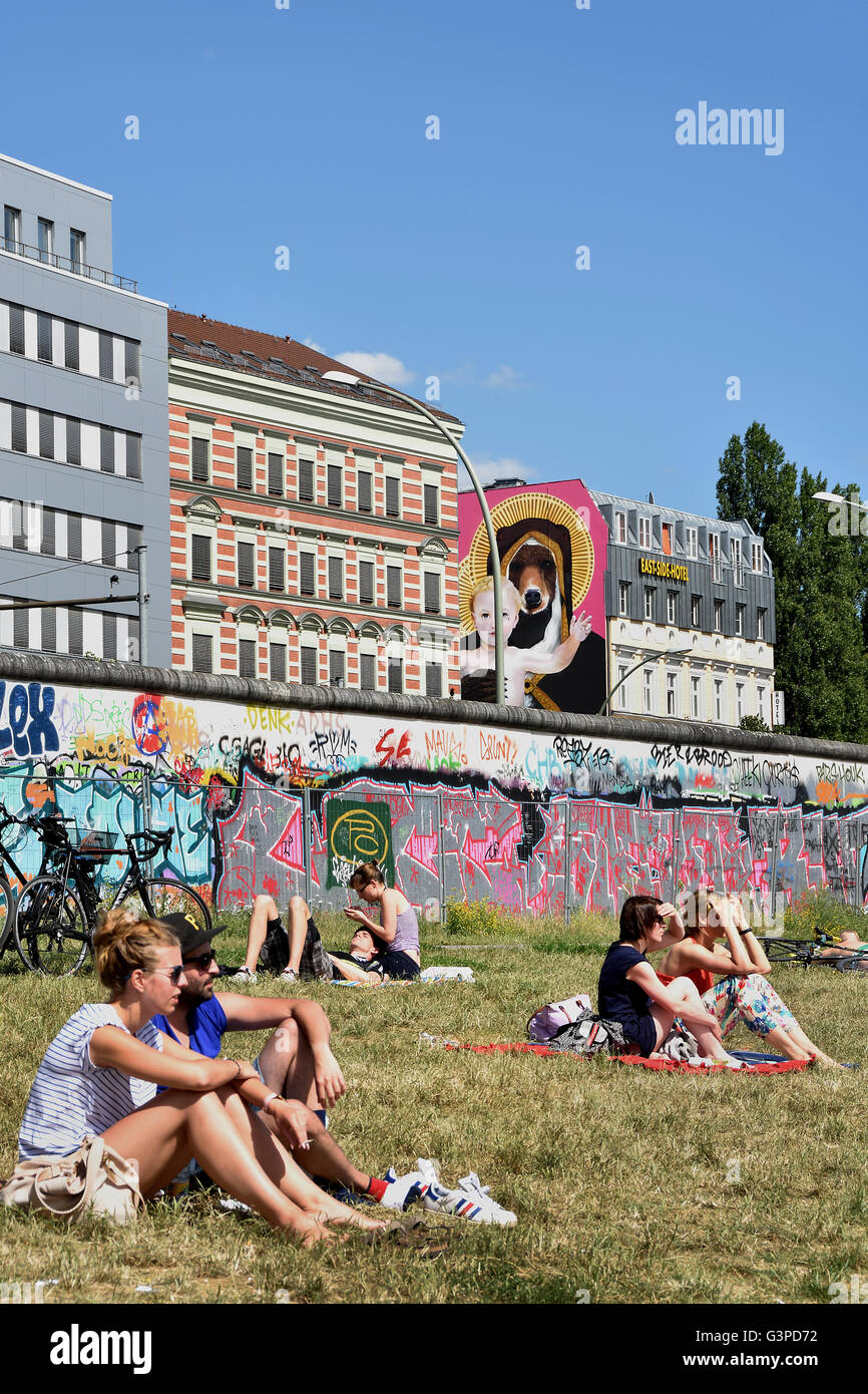 East Side Hotel auf East Side Gallery Wandbilder Graffiti street Art auf der 1,3 km langen Abschnitts der deutschen Berliner Mauer durch die ehemalige Grenze Friedrichshain Kreuzberg Deutschland (die Berliner Mauer an der Spree und Muhlenstrasse) Stockfoto