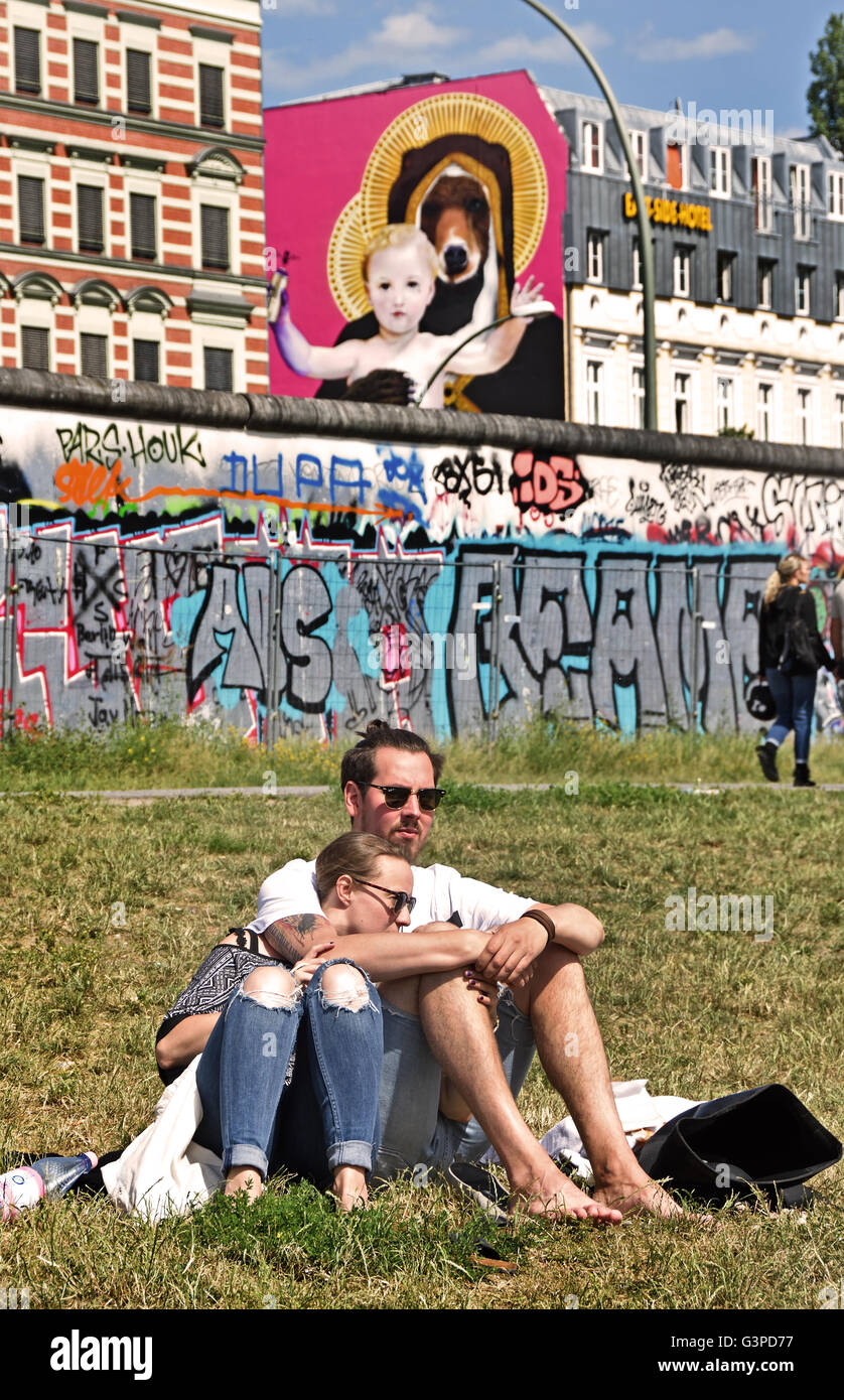 East Side Hotel auf East Side Gallery Wandbilder Graffiti street Art auf der 1,3 km langen Abschnitts der deutschen Berliner Mauer durch die ehemalige Grenze Friedrichshain Kreuzberg Deutschland (die Berliner Mauer an der Spree und Muhlenstrasse) Stockfoto