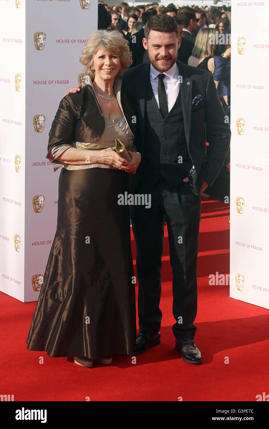 8. Mai 2016 - Elizabeth Estensen und Danny Miller Teilnahme an BAFTA TV Awards 2016 in Royal Festival Hall in London, Vereinigtes Königreich. Stockfoto