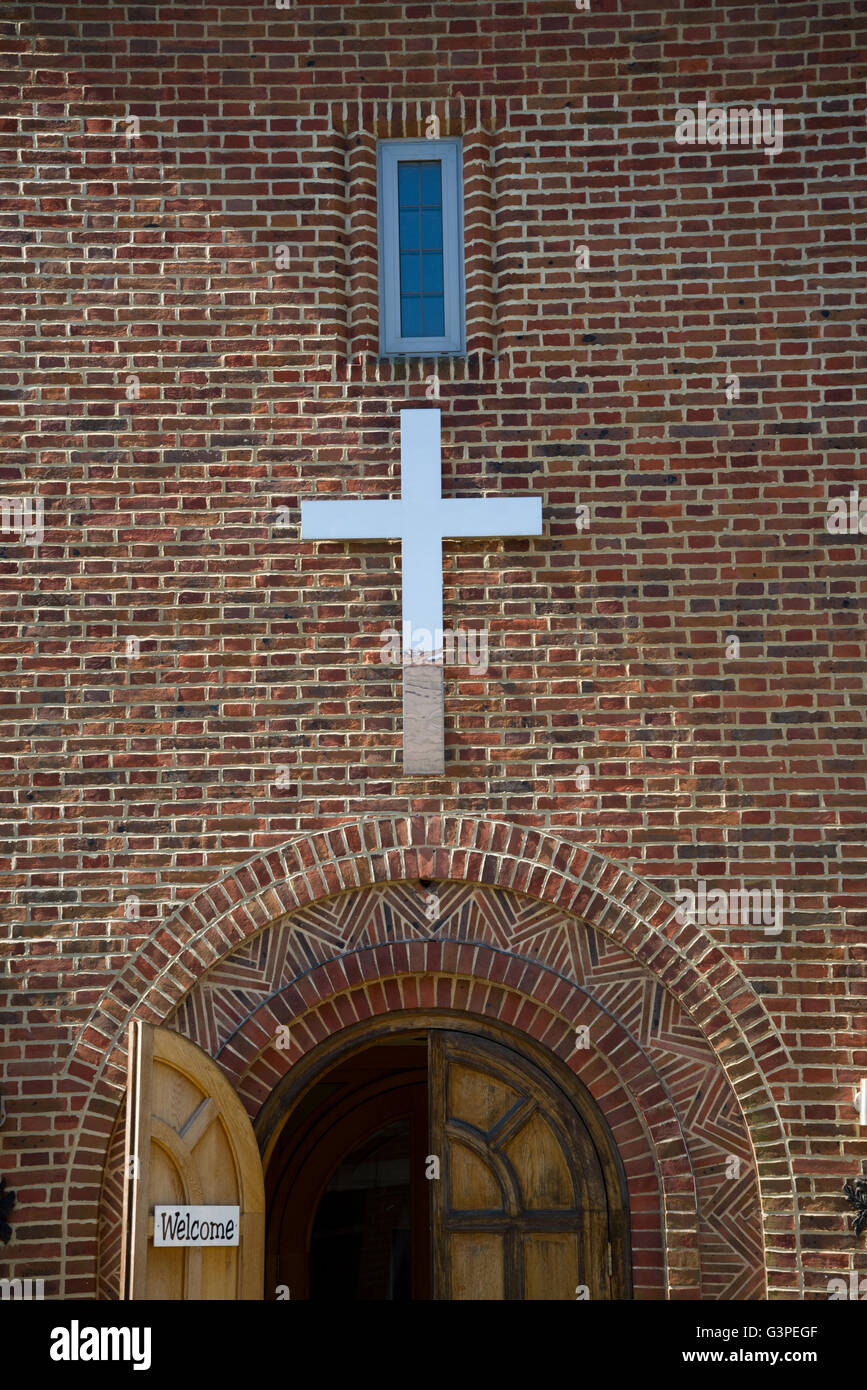 Kirche St. Leonards, Cambridge Road, Horsham, West Sussex, England. Im Jahr 1939 fertig und aus Ziegel. Stockfoto