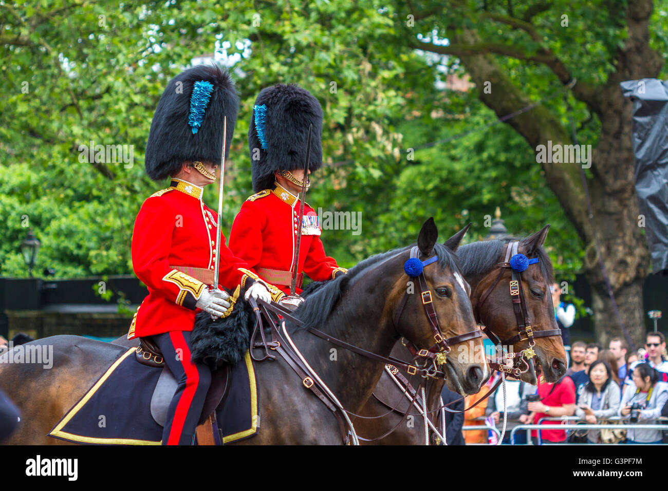 Offiziere der irischen Garde reiten auf der Queens Birthday Parade entlang der Mall, auch bekannt als Trooping the Color, The Mall, London, Großbritannien Stockfoto