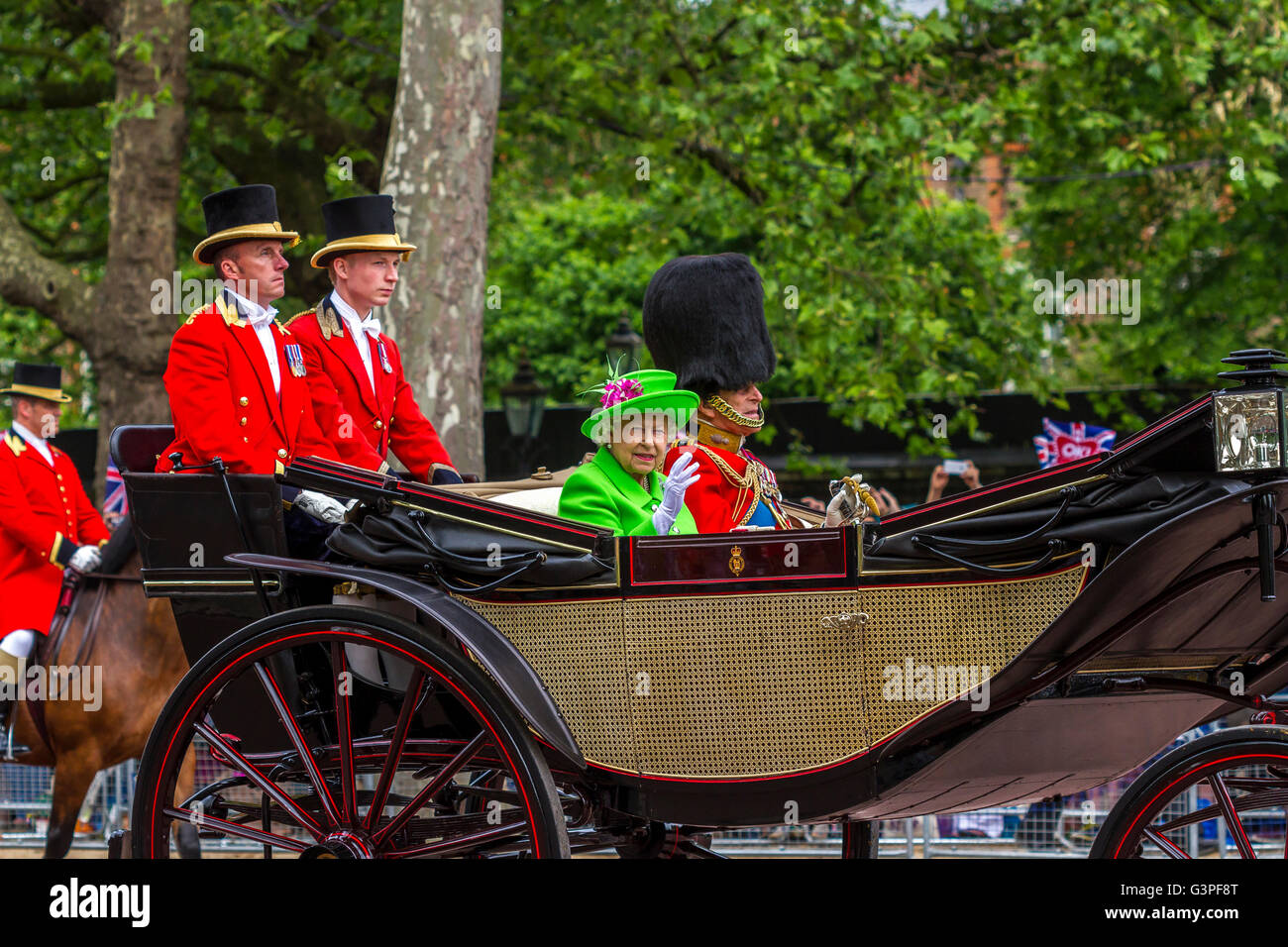 HM the Queen in grün, Wellen aus einer Kutsche, begleitet von HRH The Duke of Edinburgh auf der Mall at the Trooping of the Color 2016, London, UK Stockfoto