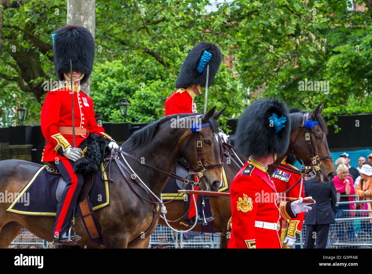 Offiziere der irischen Garde reiten auf der Queens Birthday Parade entlang der Mall, auch bekannt als Trooping the Color, The Mall, London, Großbritannien Stockfoto