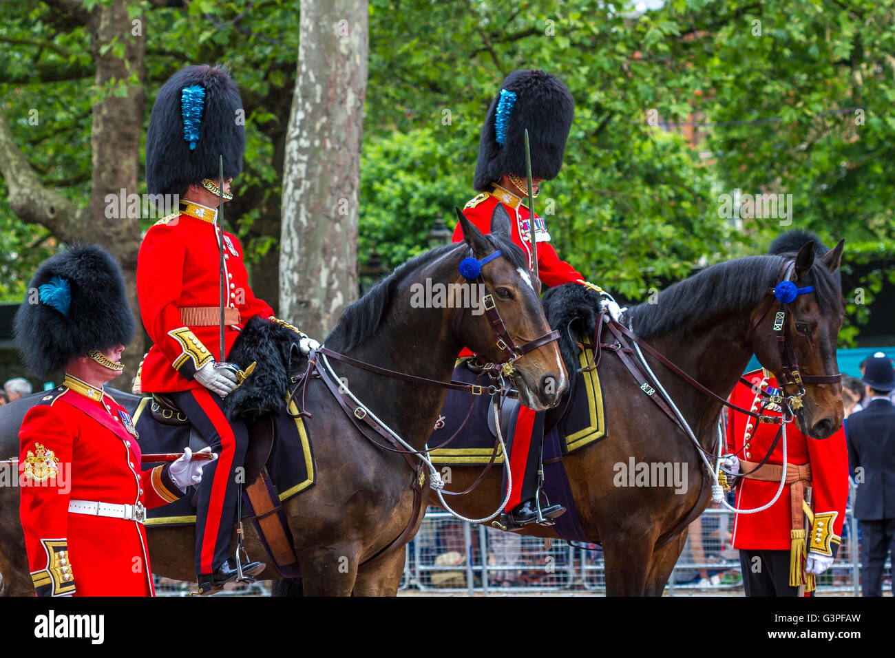 Offiziere der irischen Garde reiten auf der Queens Birthday Parade entlang der Mall, auch bekannt als Trooping the Color, The Mall, London, Großbritannien Stockfoto