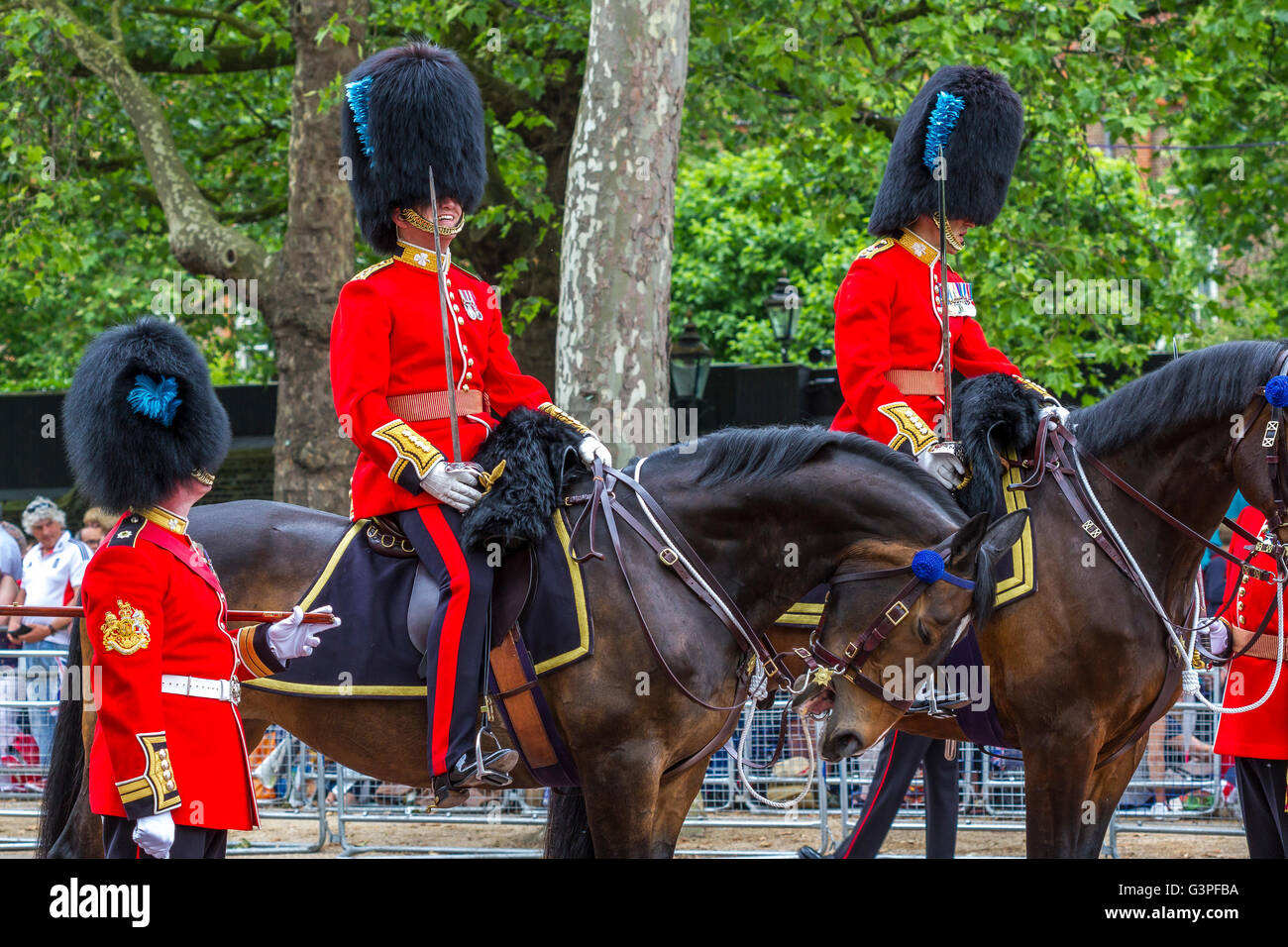 Offiziere der irischen Garde reiten auf der Queens Birthday Parade entlang der Mall, auch bekannt als Trooping the Color, The Mall, London, Großbritannien Stockfoto