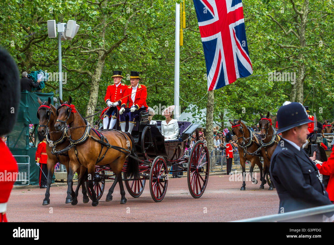 Die Herzogin von Cambridge fährt in einer Kutsche zurück von Horse Guards bei der Queen's Birthday Parade auf der Mall, London, UK 2016 Stockfoto