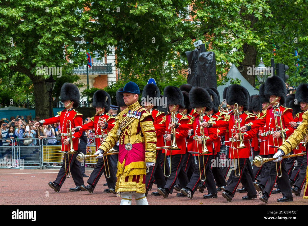 Massierte Bands der Guards Division marschieren entlang der Mall in Trooping the Color, auch bekannt als Queens Birthday Parade, The Mall, London, Großbritannien Stockfoto