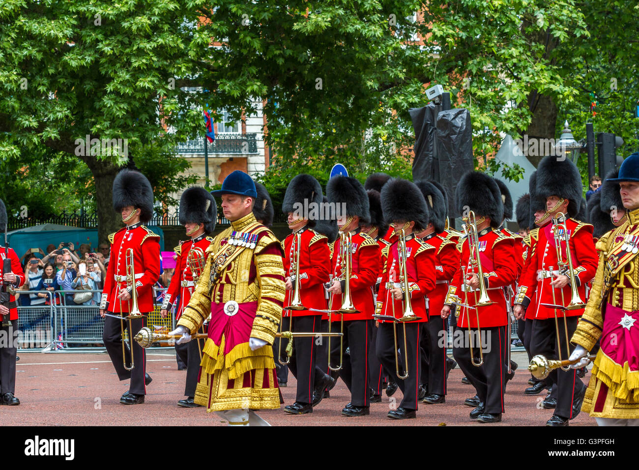 Massierte Bands der Guards Division marschieren entlang der Mall in Trooping the Color, auch bekannt als Queens Birthday Parade, The Mall, London, Großbritannien Stockfoto