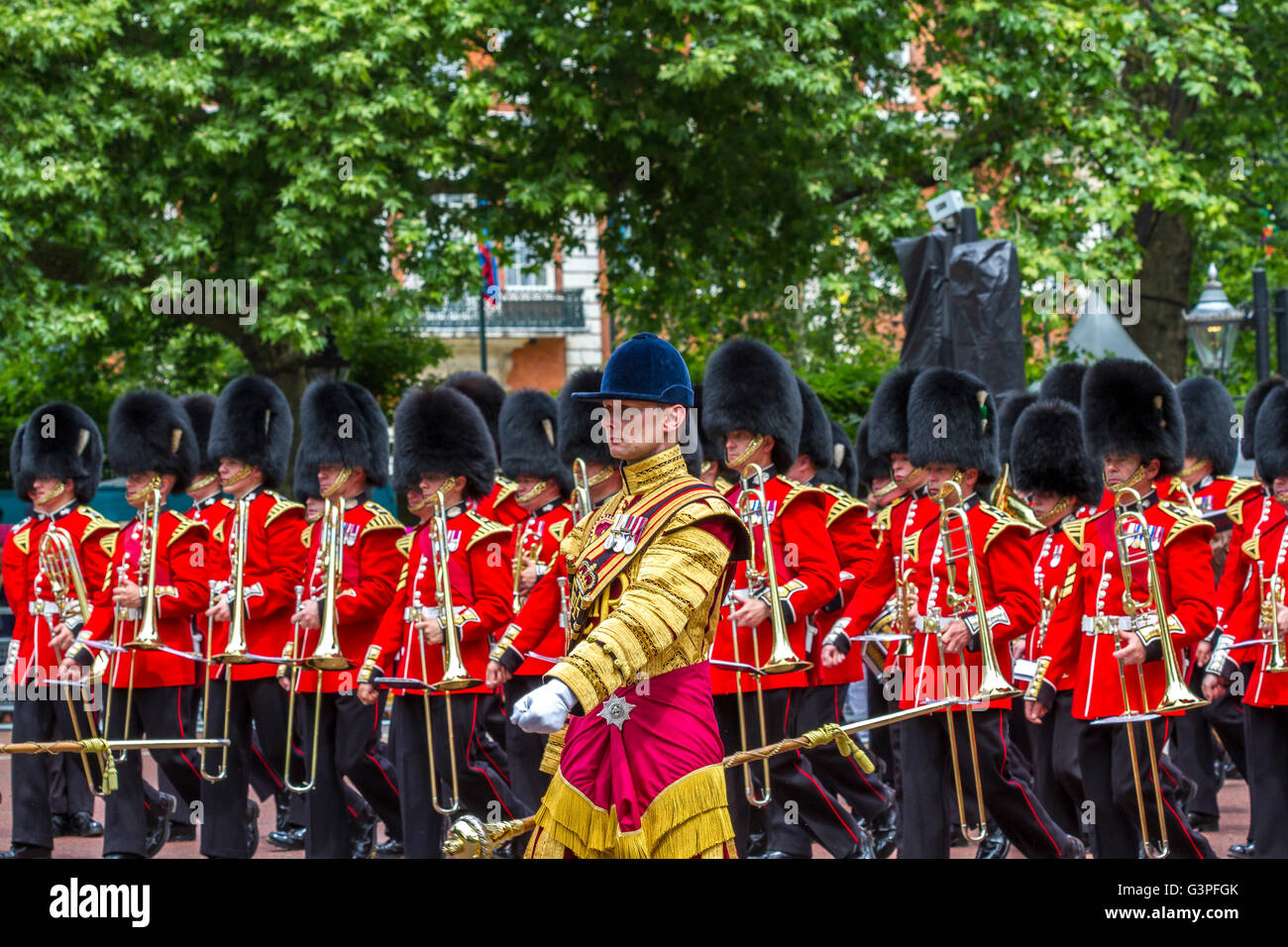 Massierte Bands der Guards Division marschieren entlang der Mall in Trooping the Color, auch bekannt als Queens Birthday Parade, The Mall, London, Großbritannien Stockfoto