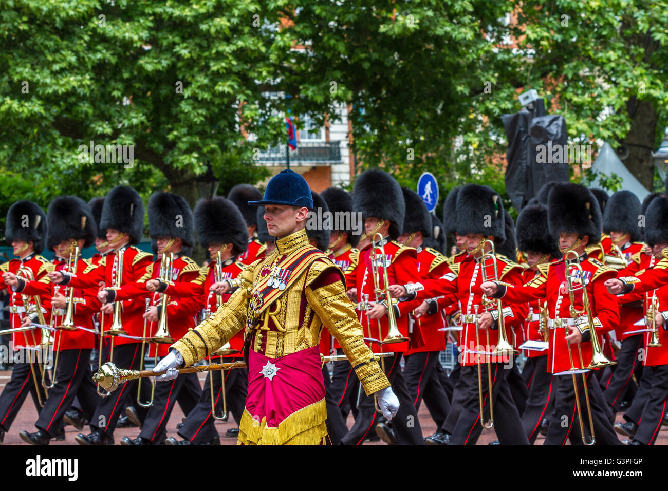 Massierte Bands der Guards Division marschieren entlang der Mall in Trooping the Color, auch bekannt als Queens Birthday Parade, The Mall, London, Großbritannien Stockfoto